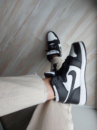 Кроссовки женские зимние черно-белые Nike Air Jordan 1 
Зимние женские кроссовки. . фото 6