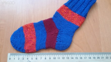 Сине - красные полушерстяные носочки были связаны на пяти спицах.
Авторская раб. . фото 2