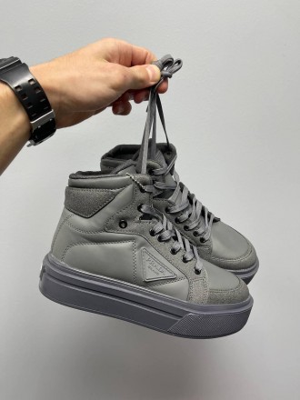 Кроссовки женские серые Prada Macro Re-Nylon Brushed Leather Sneakers Grey
Женск. . фото 4