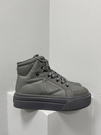 Кроссовки женские серые Prada Macro Re-Nylon Brushed Leather Sneakers Grey
Женск. . фото 2