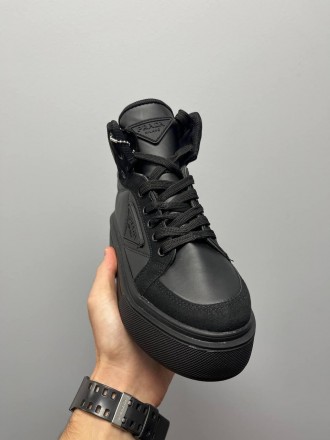 Кроссовки женские черные Prada Macro Re-Nylon Brushed Leather Sneakers Black
Жен. . фото 5