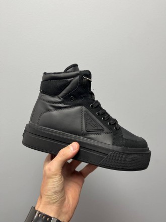 Кроссовки женские черные Prada Macro Re-Nylon Brushed Leather Sneakers Black
Жен. . фото 4
