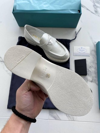 Лоферы женские белые Prada Loafer White
Женские туфли Прада в классической белой. . фото 6