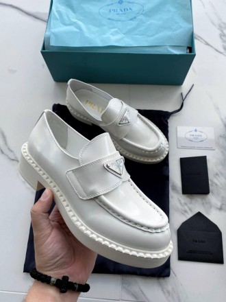Лоферы женские белые Prada Loafer White
Женские туфли Прада в классической белой. . фото 2