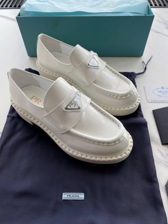 Лоферы женские белые Prada Loafer White
Женские туфли Прада в классической белой. . фото 3