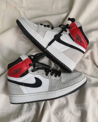 Кроссовки женские белые Jordan 1 High Retro “Light Smoke Grey”
Крутые женские кр. . фото 2