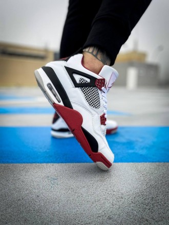 Кроссовки мужские бело-красные Jordan 4 Retro Fire Red
Бело-красные мужские спор. . фото 13