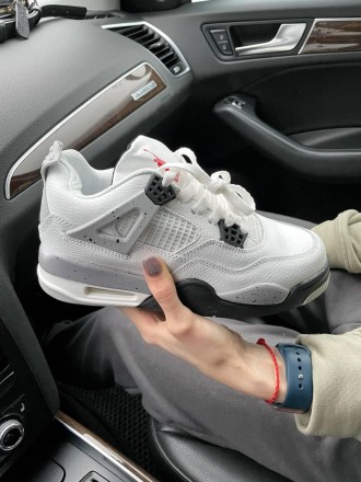 Кроссовки женские белые Jordan 4 'White Cement'
Белые женские кроссовки Джордан . . фото 3