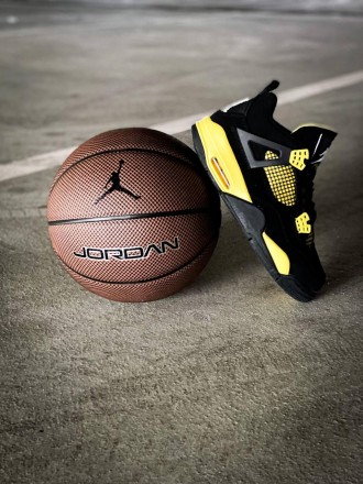 Кроссовки мужские черные Jordan 4 Retro "Thunder" Black Yellow
Черные мужские сп. . фото 2