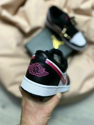 Кроссовки женские черно-белые Jordan 1 Low Black White Pink
Потрясающие женские . . фото 3