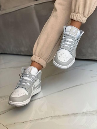 Кроссовки женские серые Jordan 1 High Retro “Light Smoke Grey”
Высокое женские к. . фото 9