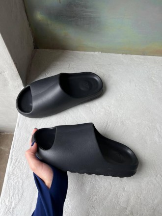 Тапочки женские черные Adidas Yeezy Slide Black
Потрясающие классические тапочки. . фото 10