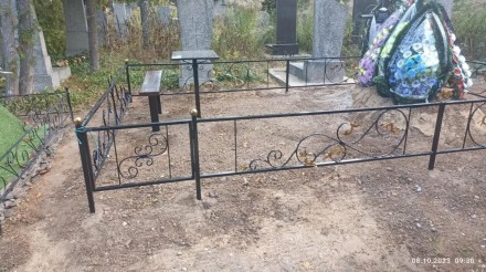 Огорожі на кладовище столики. Чернигов. фото 1 Огорожі на кладовище столики. Чернигов. фото 1