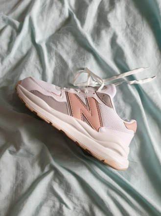 Кроссовки женские белые New Balance 574 57/40 White Pink
Легендарная модель крос. . фото 2