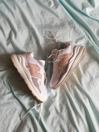 Кроссовки женские белые New Balance 574 57/40 White Pink
Легендарная модель крос. . фото 11