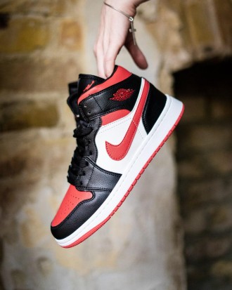 Кроссовки женские черные Jordan Retro 1Mid Black Red
Женские кроссовки Найк Аир . . фото 2