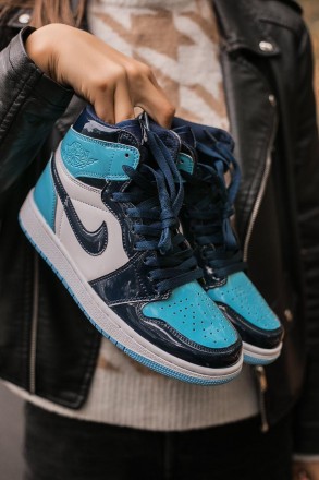 Кроссовки женские черно-белые Jordan 1 Retro High Patent Blue
Стильная черно-бел. . фото 2