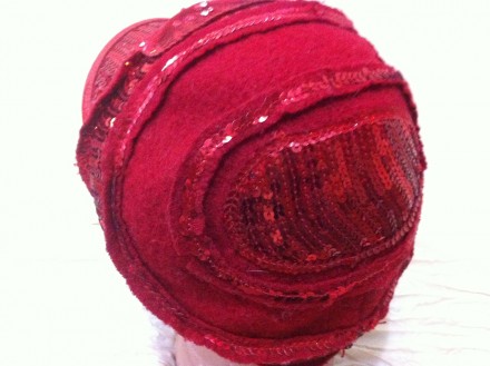 Стильна кепка з букльованої червоної вовни прикрашена червоними паєтками з камін. . фото 6