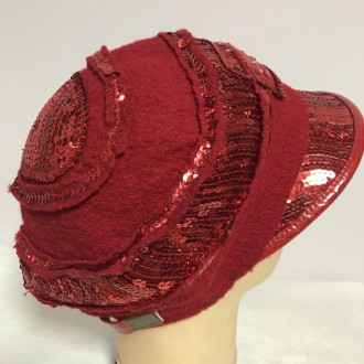 Стильна кепка з букльованої червоної вовни прикрашена червоними паєтками з камін. . фото 3