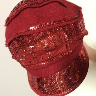 Стильна кепка з букльованої червоної вовни прикрашена червоними паєтками з камін. . фото 5