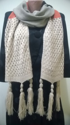 Яркий , стильный , красивый трёхцветный женский ажурный шарф с кистями .
Состав . . фото 2