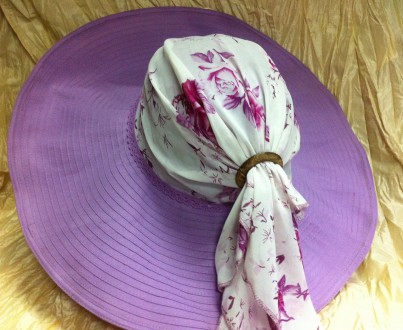 Эта роскошная сиреневая шляпка с шифоновой косынкой на тулье выполненная из текс. . фото 2