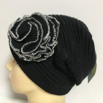 Женская , демисезонная , вязанная шапочка , сбоку украшена красивым цветком чёрн. . фото 3