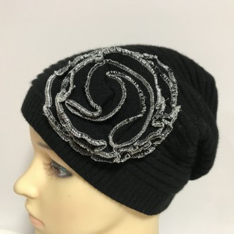 Женская , демисезонная , вязанная шапочка , сбоку украшена красивым цветком чёрн. . фото 2