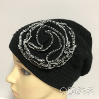 Женская , демисезонная , вязанная шапочка , сбоку украшена красивым цветком чёрн. . фото 1