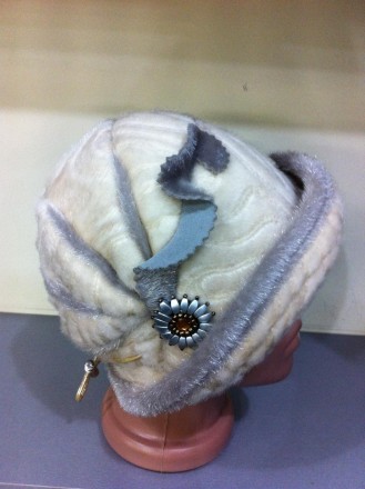 Оригінальний капелюх зі штучної нерпи з відворотом із цікавою прикрасою срібляст. . фото 2