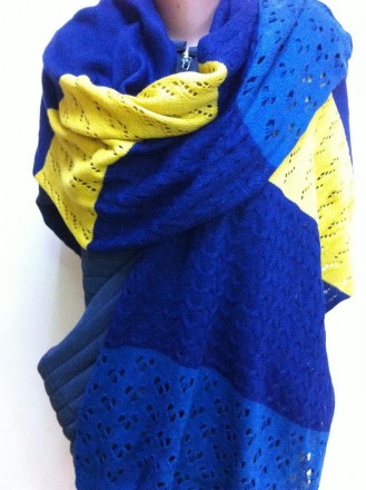 Красивый , яркий ажурный вязаный шарф . В действительности шарф выглядит ярче.
с. . фото 2