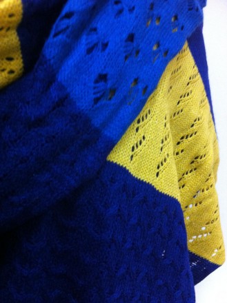 Красивый , яркий ажурный вязаный шарф . В действительности шарф выглядит ярче.
с. . фото 4