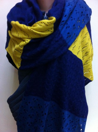 Красивый , яркий ажурный вязаный шарф . В действительности шарф выглядит ярче.
с. . фото 3