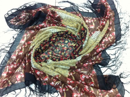 Хлопковая косынка в коричневом цвете с цветочным принтом ,концы платка украшает . . фото 3