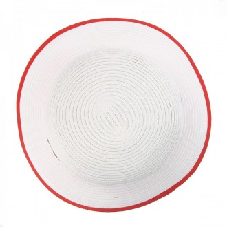 Легка біла капелюх виготовлена з комбінації текстильної нитки ,прикрашена червон. . фото 6