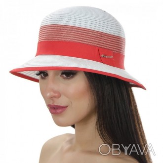 Легка біла капелюх виготовлена з комбінації текстильної нитки ,прикрашена червон. . фото 1
