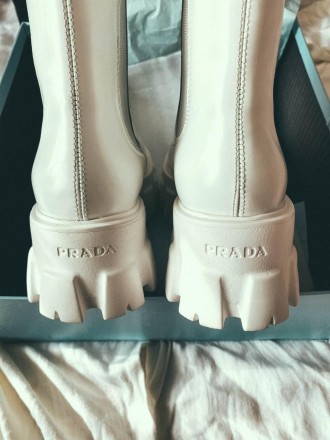 Ботинки женские белые Prada Quilted Nylon Snow Boots
Женские ботинки Prada Quilt. . фото 4