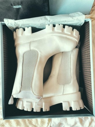 Ботинки женские белые Prada Quilted Nylon Snow Boots
Женские ботинки Prada Quilt. . фото 6