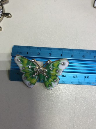 Стильная брошь бабочка .Высота броши 4.5 см Цвет зелёно-белый . Оригинальное жен. . фото 3