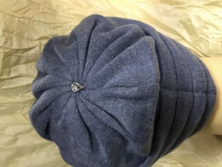  Плотная очень тёплая кашемировая шляпка украшена объёмным плетением и жемчужино. . фото 4