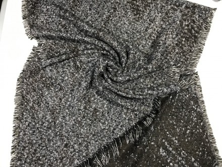 Стильный большой двухсторонний шарф из буклированного трикотажа с косым срезом п. . фото 2