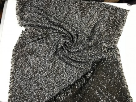 Стильный большой двухсторонний шарф из буклированного трикотажа с косым срезом п. . фото 10