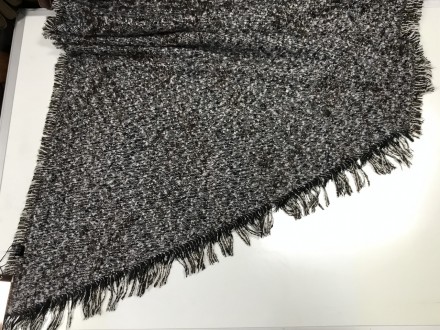 Стильный большой двухсторонний шарф из буклированного трикотажа с косым срезом п. . фото 4