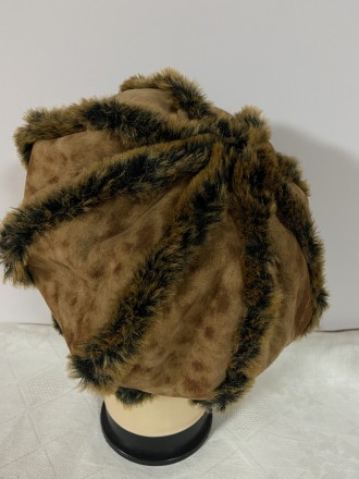 Жіноча зимова тепла кепка з вовни та еко дубляжу, з козирком з вушками, які можн. . фото 4