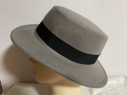  Модний жіночий капелюх циліндричної форми з полями . Тулія перев'язана стрічкою. . фото 4