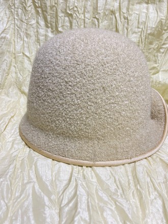 Светло бежевая шляпа с небольшими декоративно завёрнутыми полями 6 см сужающимис. . фото 3