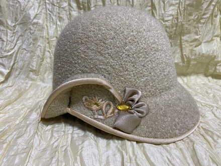 Светло бежевая шляпа с небольшими декоративно завёрнутыми полями 6 см сужающимис. . фото 2
