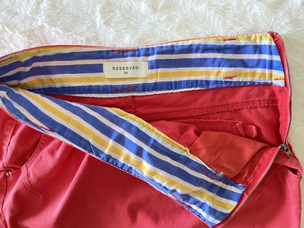 Женская джинсовая однотонная короткая коралловая юбка с цветным поясом и бантом . . фото 4