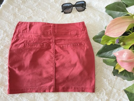 Женская джинсовая однотонная короткая коралловая юбка с цветным поясом и бантом . . фото 3