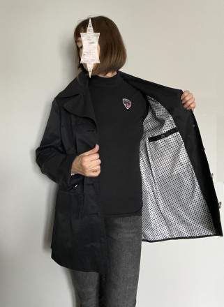 Жіноча чорна вітровка з щільної плащової тканини з тонкою непродувною підкладкою. . фото 3